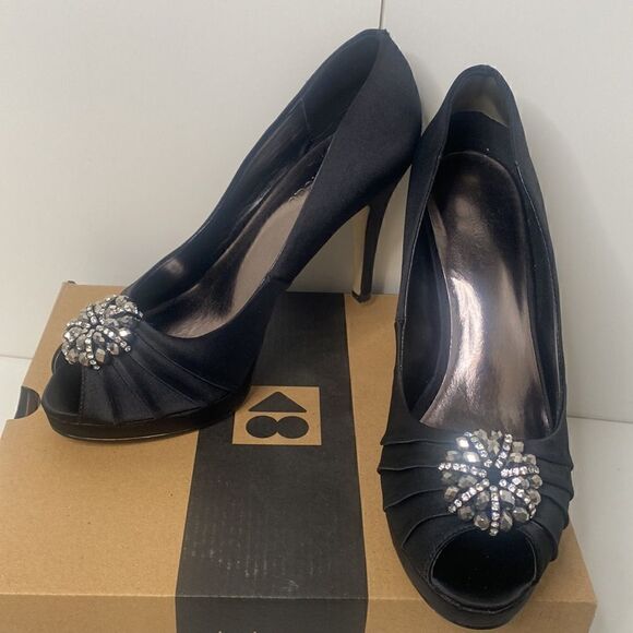 Le Chateau Sz 9 Black Heel with Front Decoration - Picture 3 of 3